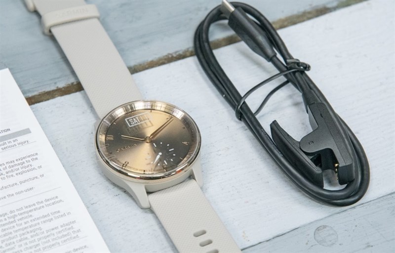 Mặt trước của Garmin vivomove Trend sẽ có khung viền kim loại được hoàn thiện dạng bóng, đồng màu với màn hình trông rất hài hòa.