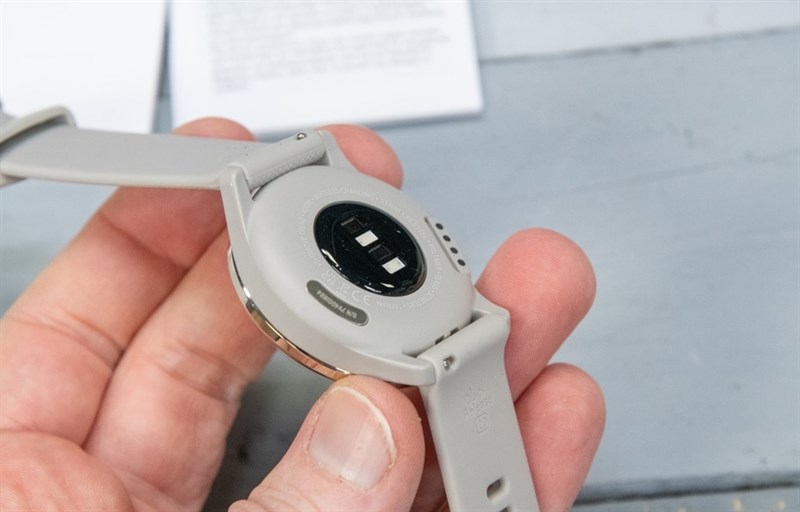 Các cạnh bên của Garmin vivomove Trend sẽ không có nút bấm hay núm xoay nào nên ngoại hình cũng có tính liền mạch.