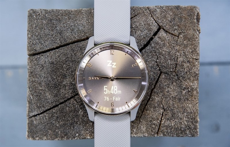 Về tổng thể thì Garmin vivomove Trend vẫn được giữ nguyên form dáng đồng hồ truyền thống với mặt tròn và dây đeo bản lớn.