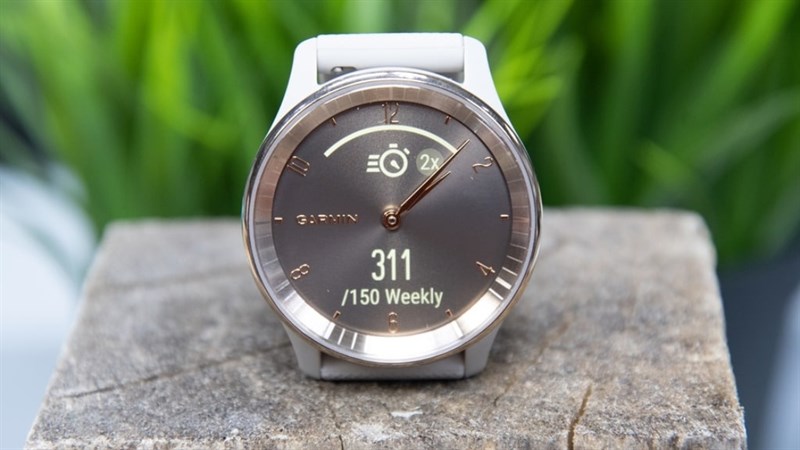 Điểm đặc biệt của Garmin vivomove Trend đó là khi nhìn vào bạn sẽ không nghĩ đây là một chiếc đồng hồ thông minh bởi thiết bị này vẫn được giữ nguyên phần kim đồng hồ truyền thống.