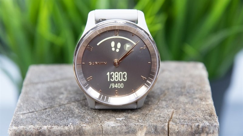 Mặt đồng hồ của Garmin vivomove Trend cũng có thể tùy chỉnh các nội dung hiển thị.