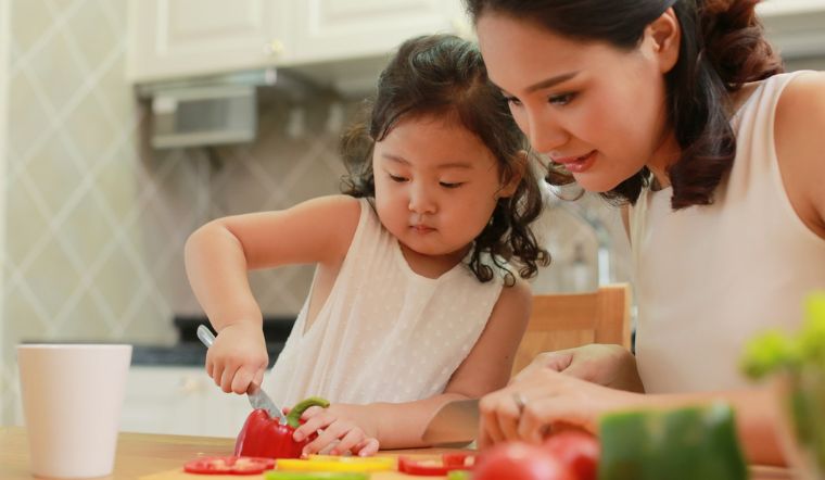 Mẹo giúp trẻ vừa chơi, vừa học kỹ năng mềm cùng ba mẹ trong bếp