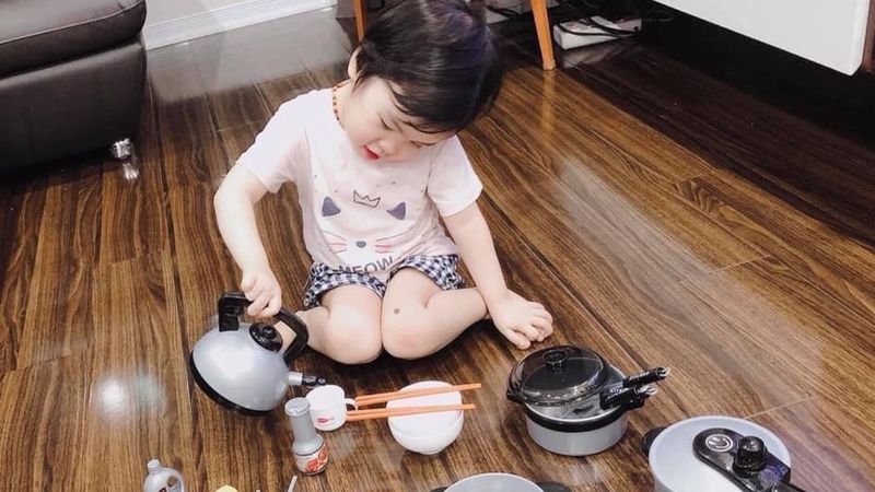 Cho bé cầm những món đồ chơi nhà bếp bằng nhựa Cho bé cầm những món đồ chơi nhà bếp bằng nhựa