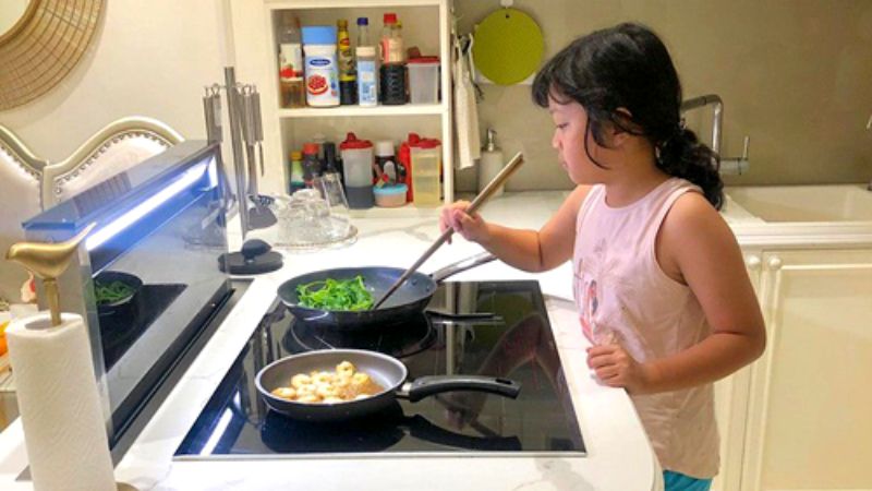 Dạy bé cách nấu một món ăn đơn giản Dạy bé cách nấu một món ăn đơn giản
