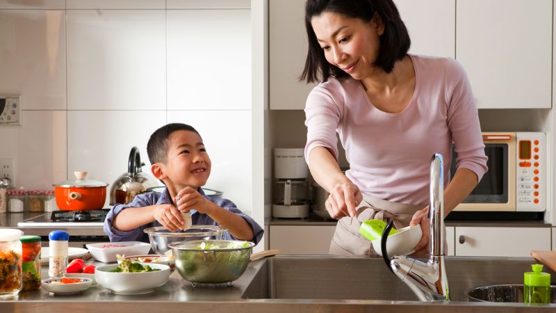 Trẻ cũng đã học được cách rửa các loại thực phẩm Trẻ cũng đã học được cách rửa các loại thực phẩm