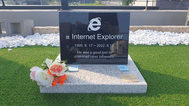 Bia tưởng niệm Internet Explorer tại Hàn Quốc