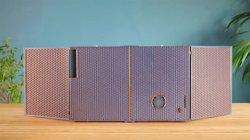 Toàn bộ phần vỏ áo của laptop ba màn hình được chế tác từ nhựa in 3D Toàn bộ phần vỏ áo của laptop ba màn hình được chế tác từ nhựa in 3D