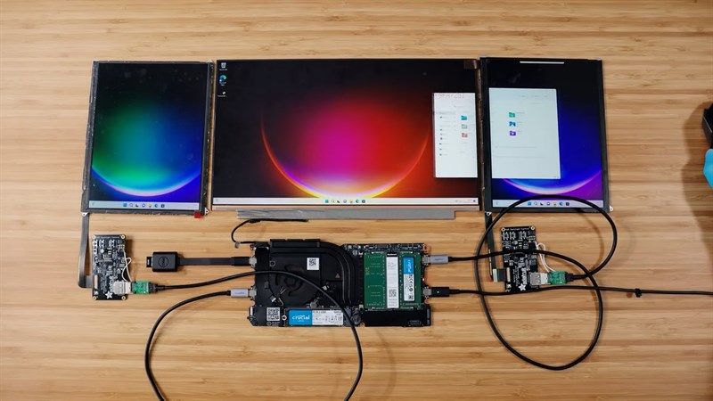 Các màn hình đều đã được kết nối vào bo mạch chủ Các màn hình đều đã được kết nối vào bo mạch chủ