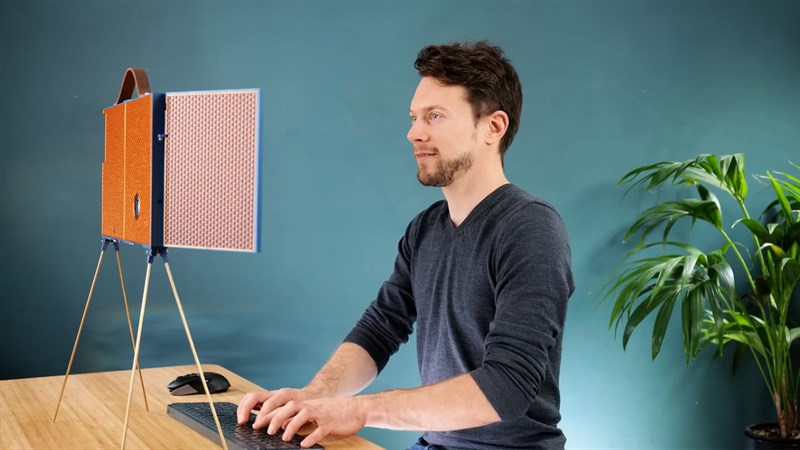 Laptop ba màn hình được trang bị chân kê để dựng lên ngang tầm mắt Laptop ba màn hình được trang bị chân kê để dựng lên ngang tầm mắt