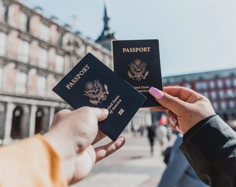 Hộ chiếu gắn chip điện tử có thời hạn lâu hơn và được ưu tiên xuất nhập cảnh dễ dàng hơn