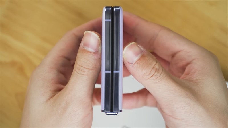 Hai nửa màn hình của OPPO Find N2 Flip có thể gập khít lại với nhau