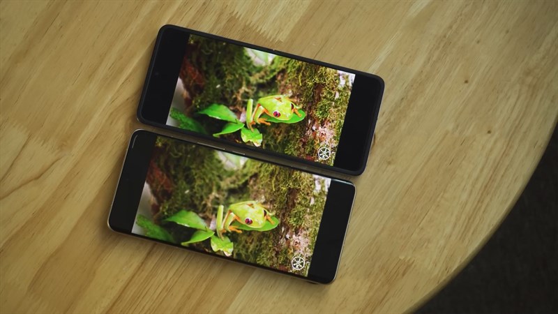 OPPO Find N2 Flip (trên) được trang bị màn hình đục lỗ 6.8 inch với độ phân giải Full HD+