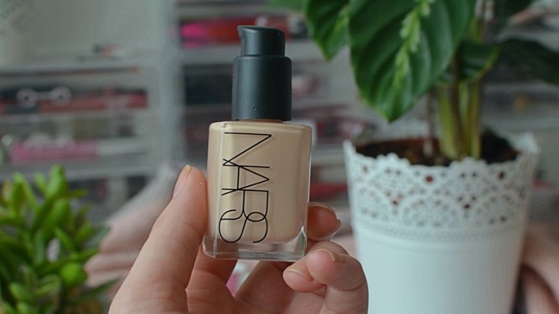 Kem nền Nars Sheer Glow Foundation