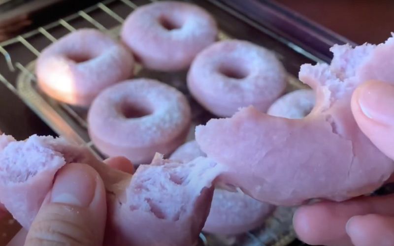 Thưởng thức bánh donut lá cẩm