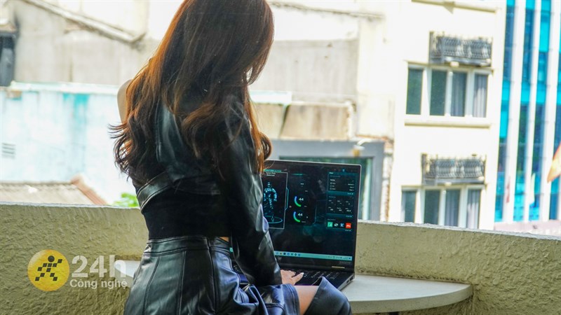 Phần màn hình của Acer Predator Helios 18 cũng có các cạnh viền được tối ưu độ dày rất tốt. Phần màn hình của Acer Predator Helios 18 cũng có các cạnh viền được tối ưu độ dày rất tốt.