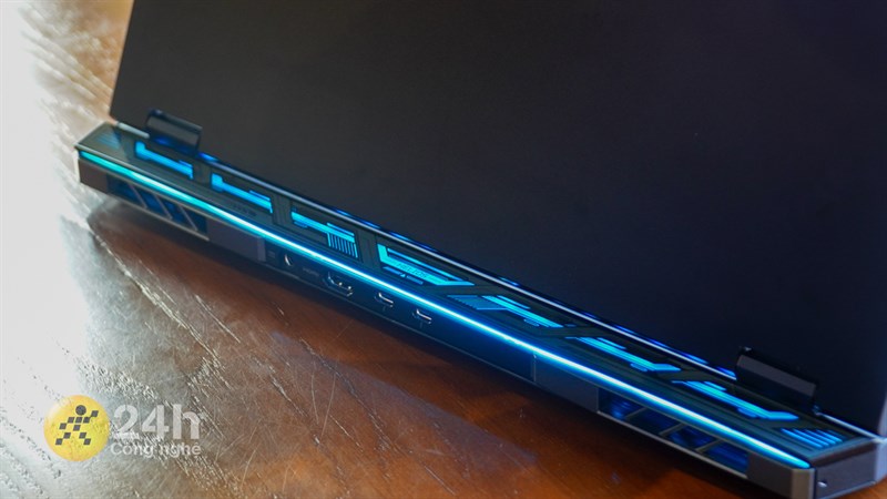 Hệ thống đèn LED của Acer Predator Helios 18 có thiết kế rất đẹp mắt. Hệ thống đèn LED của Acer Predator Helios 18 có thiết kế rất đẹp mắt.