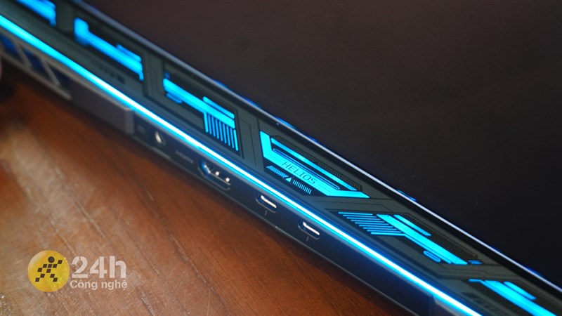 Các cổng kết nối của Acer Predator Helios 18 được phân bổ ở cạnh sau và hai cạnh trái phải. Các cổng kết nối của Acer Predator Helios 18 được phân bổ ở cạnh sau và hai cạnh trái phải.