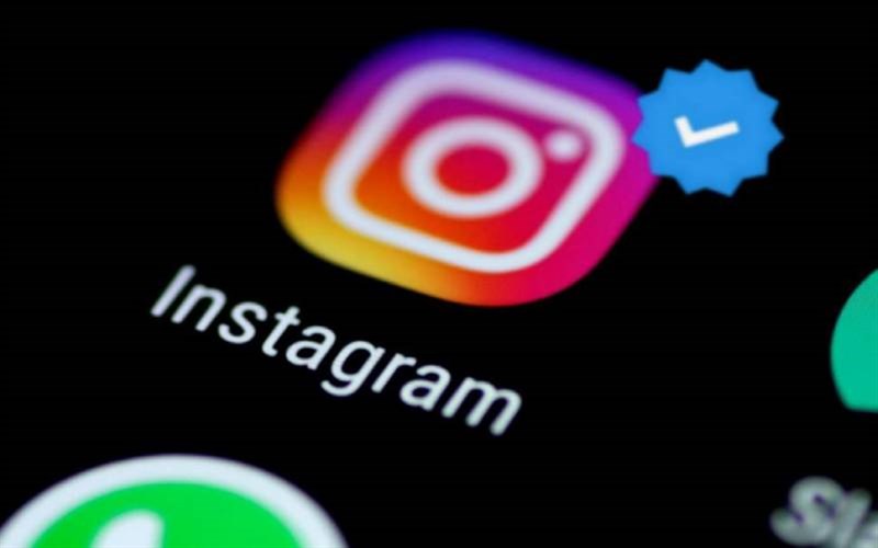 Người dùng phải gửi hình ảnh chứng minh thư trùng hình và tên trên tài khoản Instagram và Facebook