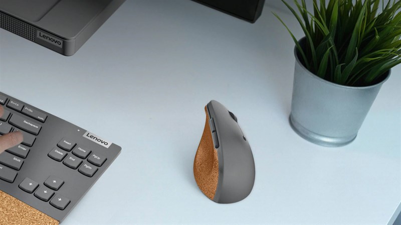 Chuột Lenovo Go Wireless Vertical Mouse được thiết kế dạng chóp đặc trưng của dòng chuột công thái học