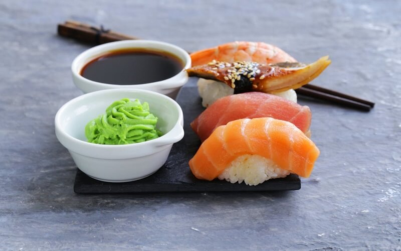 Chấm nhiều nước tương khi ăn Sushi là sai lầm