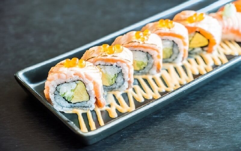 Ăn nhiều sushi cuộn cay