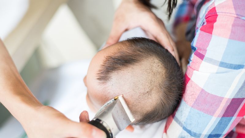 Có nên cắt tóc máu cho bé hay không? Khi nào bé có thể cạo tóc máu?