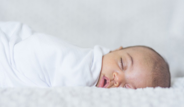 Tại sao trẻ sơ sinh khó ngủ vào ban đêm ?