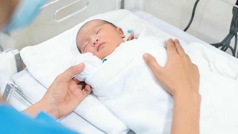 Cách để bố mẹ gắn kết với trẻ sinh non trong khu vực điều trị đặc biệt