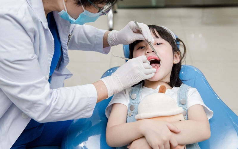 Cho trẻ đi khám nha khoa