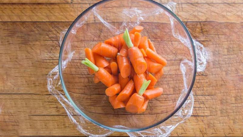 Bảo quản cà rốt, dưa leo, đậu đũa bằng màng bọc thực phẩm