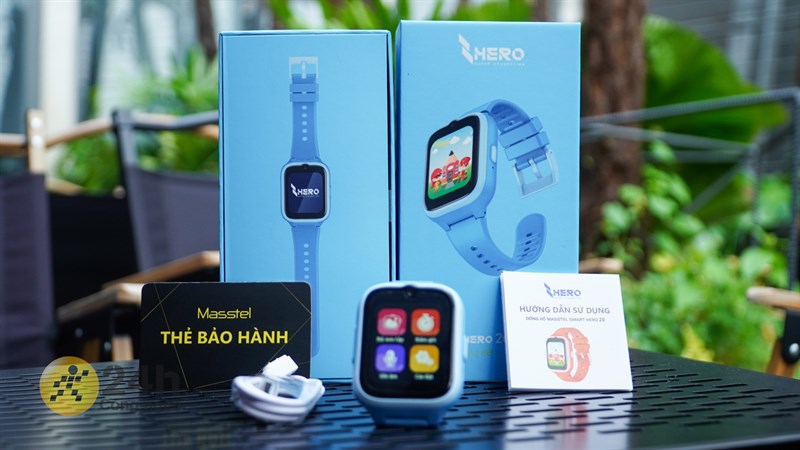 Bên trong hộp ngoài Masstel Smart Hero 20 bạn sẽ bắt gặp thêm sách hướng dẫn sử dụng, thẻ bảo hành cùng cáp sạc.