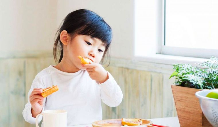 Nên cho trẻ ăn gì khi con bị đi ngoài phân sống?