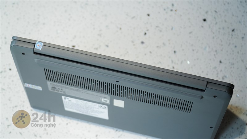 Phần bản lề của Lenovo IdeaPad Slim 3 được hoàn thiện chắc chắn, không bị rung lắc khi sử dụng.