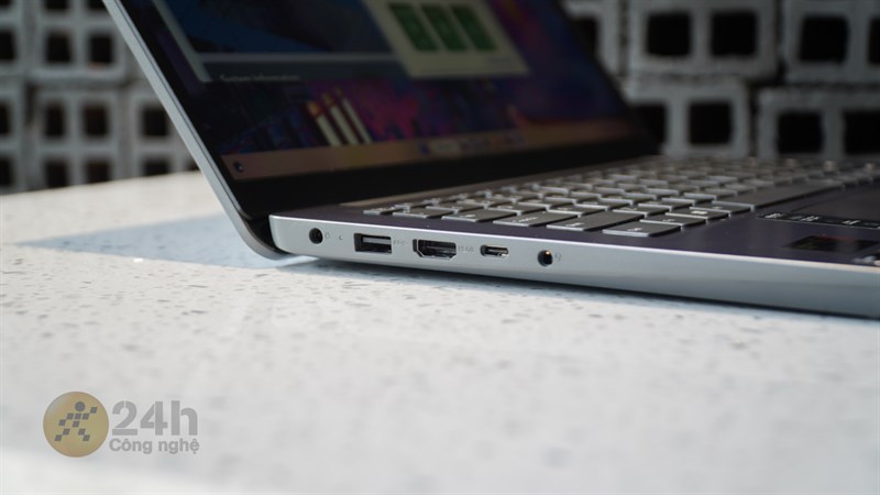 Cạnh trái của Lenovo IdeaPad Slim 3.