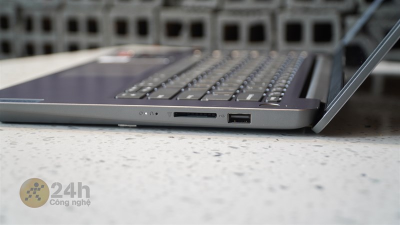 Cạnh phải của Lenovo IdeaPad Slim 3.