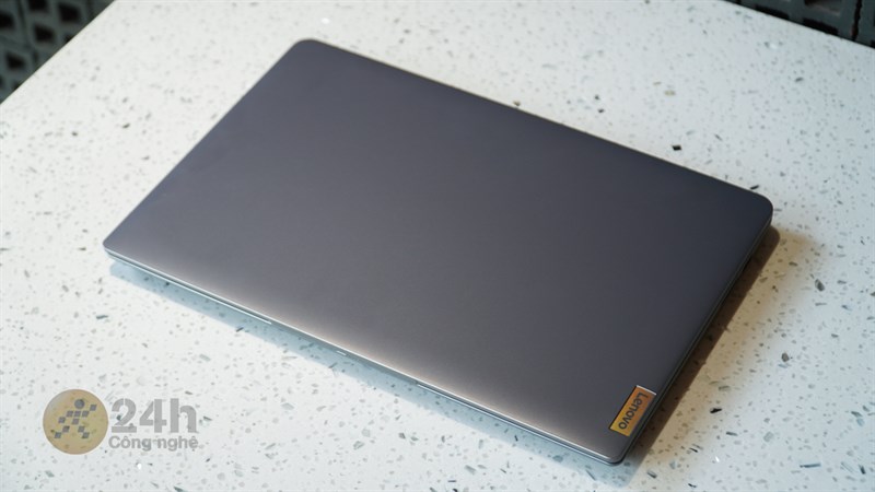 Lenovo IdeaPad Slim 3 sở hữu phong cách thiết kế tối giản nhưng vẫn có điểm nhấn.