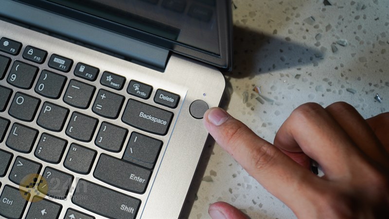 À chút nữa thì mình quên, Lenovo IdeaPad Slim 3 sẽ có cảm biến vân tay một chạm với tốc độ nhận diện khá nhạy.