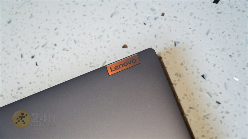 Điểm nhấn đó nằm ở phần logo Lenovo sáng bóng này, có thể thay đổi hiệu ứng tùy vào góc nhìn.
