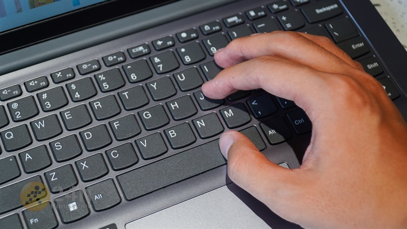 Trải nghiệm gõ phím trên Lenovo IdeaPad Slim 3 tương đối thoải mái, phím bấm êm.