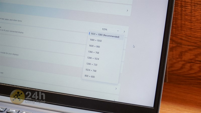 Dù ở phiên bản tấm nền nào thì độ phân giải đều là Full HD (1.920 x 1.080 pixel).