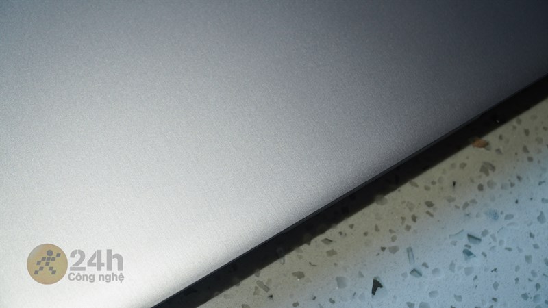 Phần vỏ bên ngoài của Lenovo IdeaPad Slim 3 được làm họa tiết phay xước trông khá thú vị.