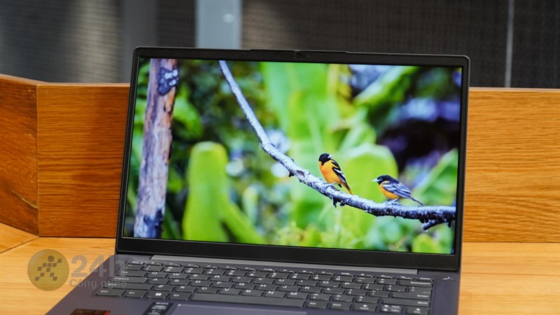 Dù thông số màn hình của Lenovo IdeaPad Slim 3 không quá ấn tượng nhưng mình thấy chất lượng hiển thị của máy vẫn tương đối ổn.