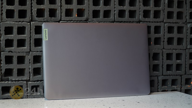 Tuy rằng toàn bộ phần thân của Lenovo IdeaPad Slim 3 được làm từ nhựa nhưng tổng thể máy vẫn rất chắc chắn.