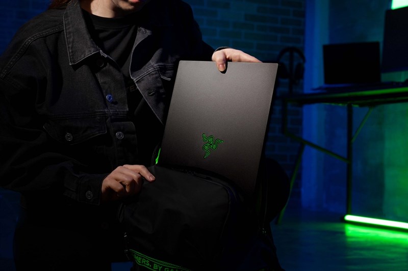 Razer Blade 15 2023 nổi bật với tông màu đen cùng logo Razer phát sáng Razer Blade 15 2023 nổi bật với tông màu đen cùng logo Razer phát sáng