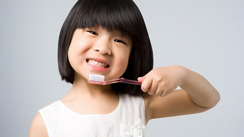 Khi trẻ đã đủ lớn để tự đánh răng, bố mẹ nên khuyến khích con tự chăm sóc răng miệng mỗi ngày