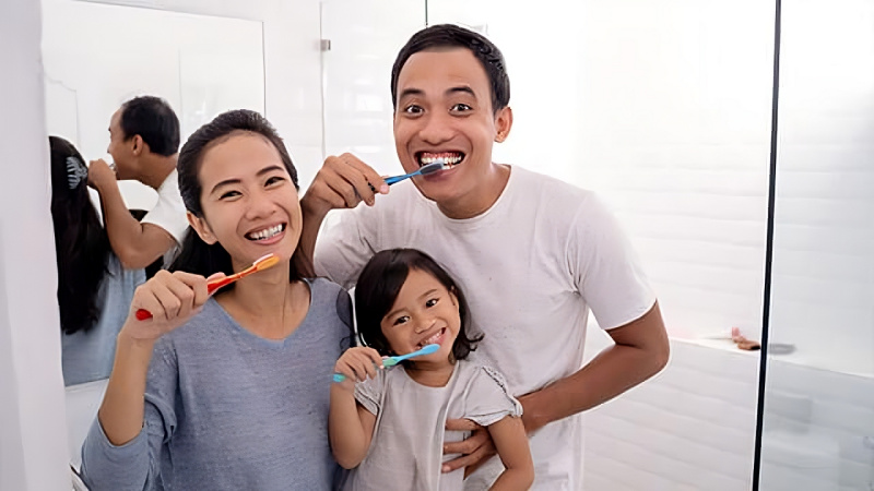 Cả gia đình cùng đánh răng có thể truyền đạt thông điệp quan trọng về tầm quan trọng của việc chăm sóc răng miệng cho trẻ