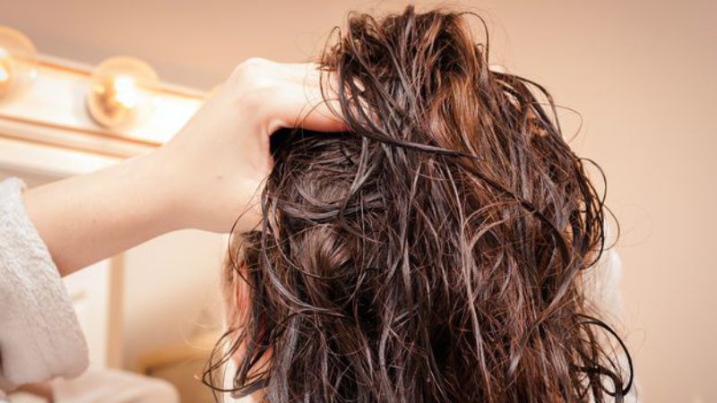 Mẹo vặt làm đẹp: 6 thói quen buộc tóc của nàng công sở khiến tóc xơ xác hơn mỗi  6-thoi-quen-buoc-toc-cua-nang-cong-so-khien-toc-xo-xac-hon-moi-ngay-202302251706144504