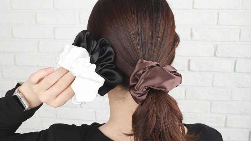 Bạn có thể sử dụng một số loại scrunchy mềm và co giãn vừa phải