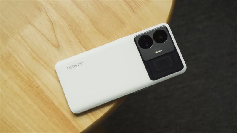 Mình hy vọng realme GT Neo7 sẽ có phần khung viền được thiết kế lại theo hướng vuông vắn hơn