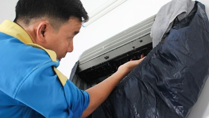 Clean the indoor unit of the air conditioner